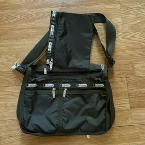 NWT Deluxe everyday bag with matching pouch. Color Cactus